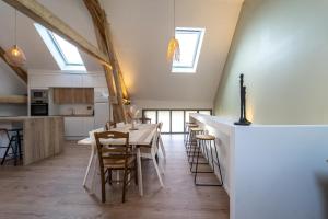 杜约特Maison de Village - 291的厨房以及带桌椅的用餐室。