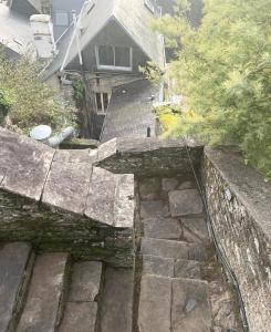 莫尔莱Cosy et jardin panoramique的房屋前的石阶