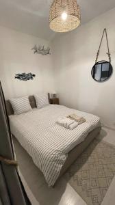 莫尔莱Cosy et jardin panoramique的一间卧室配有一张床,上面有两条毛巾
