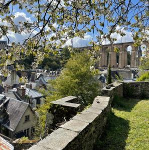 莫尔莱Cosy et jardin panoramique的享有城市美景,设有石墙