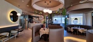 奇列哥达酒店都灵机场的一间带桌椅的餐厅和一间酒吧