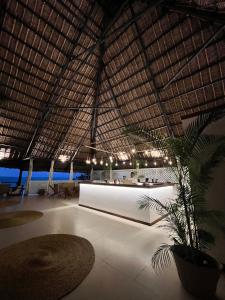 帕杰Kivuli Beach Resort Paje的大房间设有桌子和大天花板