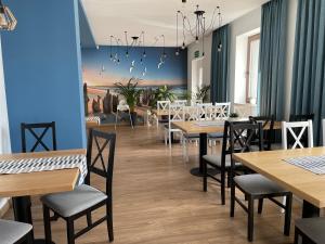 乌斯特卡Awilla Ustka的用餐室配有木桌和椅子