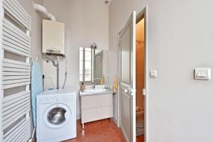 阿维尼翁Le Vieux Sextier - AC Clim - Lumineux - WIFI - Hypercentre的一间带洗衣机和水槽的浴室