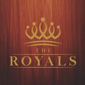 德奥加尔The Royals Home Stay的木门,上面有两个冠