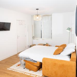 滨海布洛涅LA SUITE SEPT LE BRAS DOR的一间白色卧室,配有一张床和两把椅子
