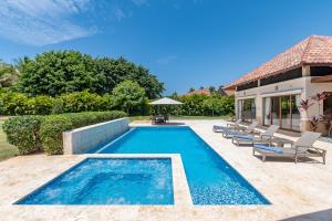 拉罗马纳Casa de Campo Luxury Villas - Private Paradise at La Romana的一座房子后院的游泳池