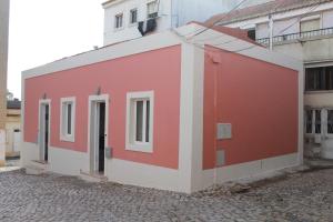 萨卡文Terreirinho 1 e 2的街上的一座红白色建筑