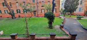 罗马R.&T. Suite House Roma的一座两棵树和一个建筑的公园