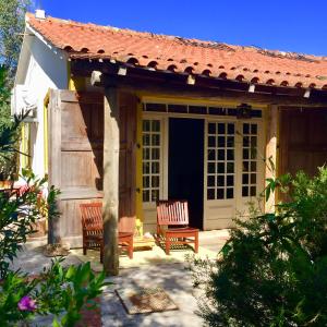 Pero CalvoLovely quinta in nature with pool - Tomar的房屋设有两把椅子和一扇门