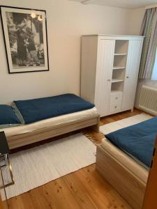 蓬高地区圣法伊特Appartement Centerbase Salzburgerland的一间卧室设有两张单人床和一个橱柜