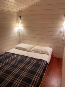 卡普费雷Yamina Lodge的一张床上,房间有两个灯