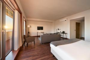 埃斯平霍Exe Praia Golfe的酒店客房,配有床和沙发