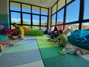 卡斯特努沃德加尔达贝维德雷乡村酒店的一群儿童在房间地板上玩耍
