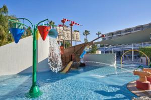 利马索尔Atlantica Oasis Hotel的度假村内带水滑梯的游泳池