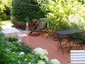 埃佩尔奈克罗莱米酒店的庭院配有桌椅和鲜花