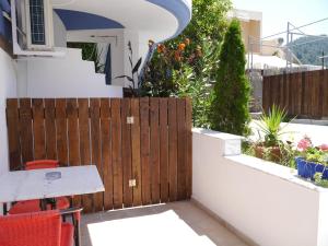 斯卡拉伯塔麦斯Blue Sea Beach Resort的庭院设有木栅栏和桌子。