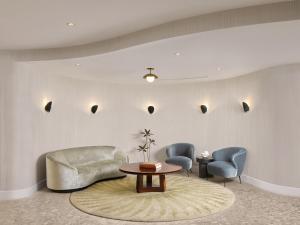 迈阿密Mayfair House Hotel & Garden的客厅配有沙发、两把椅子和一张桌子