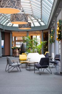 根特诺富特根特中心酒店的大楼内带桌椅的房间