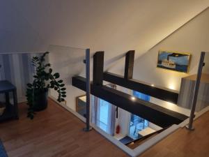ÅsaStudio Snäckeberg的玻璃墙房子的楼梯