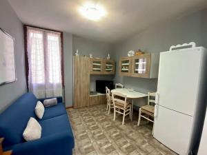 RoncopascoloIntero appartamento - Parma zona Fiera的客厅配有蓝色的沙发和桌子