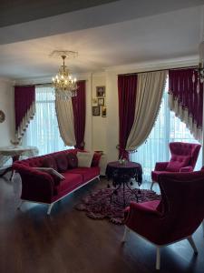 第比利斯Old Tbilisi Apartment的客厅设有红色的沙发和窗户。
