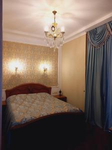 第比利斯Old Tbilisi Apartment的一间卧室配有一张床和一个吊灯