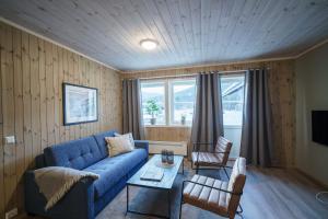 BjorliBjorli Fjellstuer - by Classic Norway Hotels的客厅配有蓝色的沙发和桌子