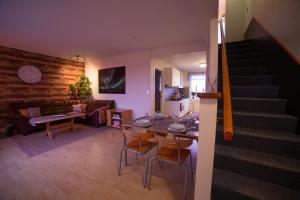 SnæfellsbærSnæfellsjökull Apartments的一间带桌椅和楼梯的客厅