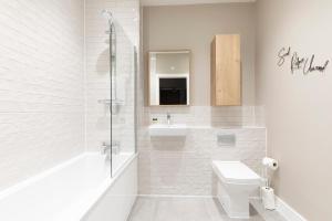 格洛斯特Elliot Oliver - Stylish Loft Style Two Bedroom Apartment With Parking的白色的浴室设有卫生间和水槽。