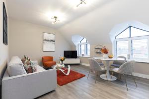 格洛斯特Elliot Oliver - Stylish Loft Style Two Bedroom Apartment With Parking的客厅配有沙发和桌子