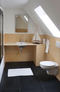 卡珀尔恩Wohnen am Dehnthof Haus 1的一间带水槽、卫生间和镜子的浴室