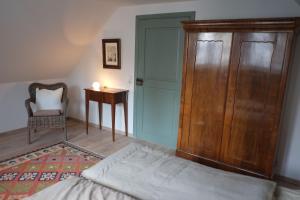 卡珀尔恩Wohnen am Dehnthof Haus 1的一间卧室配有一张床、一个木制橱柜和一张桌子