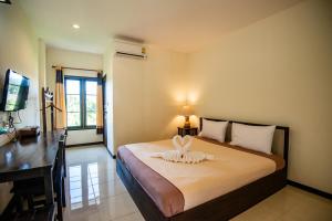 湄宏颂利姆塔恩度假村的一间卧室,配有一张心形床