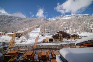 格雷索拉特里尼泰Walsertal Residence的山间滑雪小屋,地面上积雪