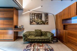 罗马加斯米特城市套房公寓式酒店的客厅配有绿色沙发和地毯。