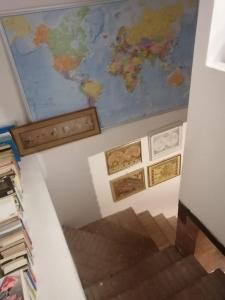 PiozzanoC'era una volta a Piozzano Casa Rustica的一张大世界地图,在房间的天花板上