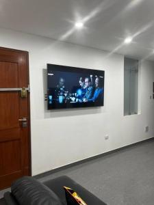 伊察Apartamento en Ica 3的客厅设有壁挂式平面电视。