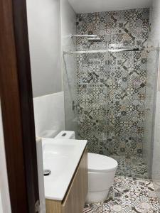伊察Apartamento en Ica 3的一间带卫生间和玻璃淋浴间的浴室