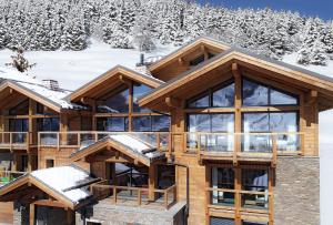 莱德萨阿尔卑斯Chalet le 1700的山上积雪的小木屋