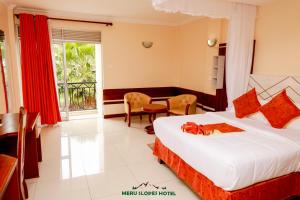 MeruMeru Slopes Hotel的酒店客房配有两张床和一张书桌