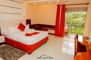 MeruMeru Slopes Hotel的酒店客房设有一张床和一个阳台。
