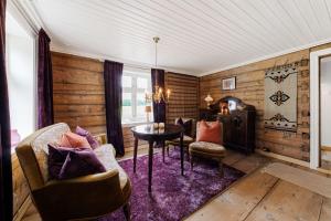 Viksdalen弗拉赛姆农家乐的客厅设有木墙和桌椅