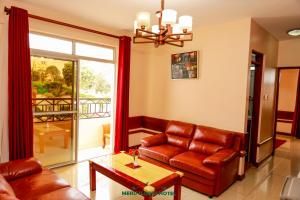 MeruMeru Slopes Hotel的客厅配有沙发和桌子