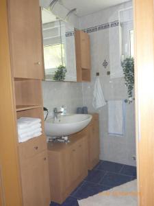 HeckendalheimFerienwohnung Christine的一间带水槽和镜子的浴室