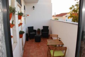 沙尔内卡Casa Borges的小阳台配有椅子和桌椅