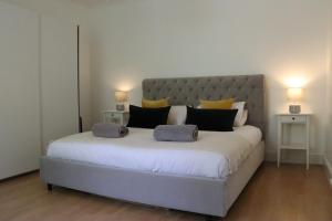 BozeatBozeat Retreat & York Cottage Spa的卧室配有一张带两张桌子的大型白色床