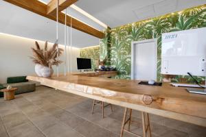 马萨鲁布朗斯Maya Beach Resort的一间带木桌和电视的用餐室