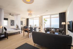 拉海瑞德拉Modern luxury beach Penthouse的带沙发、床和桌子的客厅