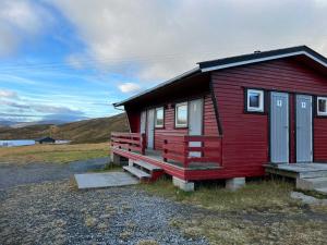SkarsvågHytte Camp Nordkapp - Red的山地中的红色小屋